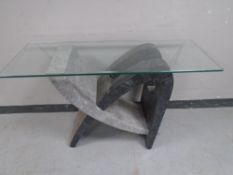 A contemporary glass topped console table on faux marble base (Af)