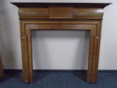An Edwardian oak fire surround 146 cm x 165 cm x 21 cm