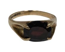 A 9ct yellow gold garnet ring, size M, 3.6g.