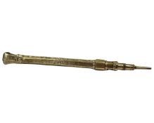 A gold propelling pencil with agate-set finial, length 12cm.