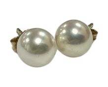 A pair of 18ct yellow gold Mikimoto pearl earrings, each diameter 7.3mm.