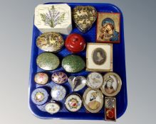 A collection of assorted jewellery,