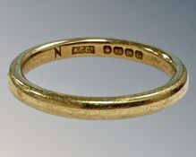 An 18ct yellow gold band ring, size M, 3.7g.