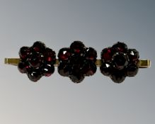A 9ct yellow gold floral cluster garnet bar brooch, 3.5g, width 37 mm.