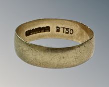 A 9ct yellow gold band ring, size R, 2.9g.
