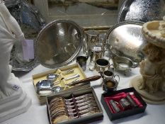 A mixed lot of cutlery etc.,