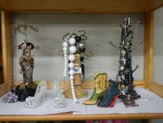 A mixed lot of costume jewellery.