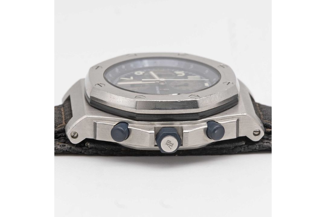 A GENTLEMAN'S STAINLESS STEEL AUDEMARS PIGUET ROYAL OAK OFFSHORE CHRONOGRAPH WRIST WATCH CIRCA 2001, - Image 7 of 8