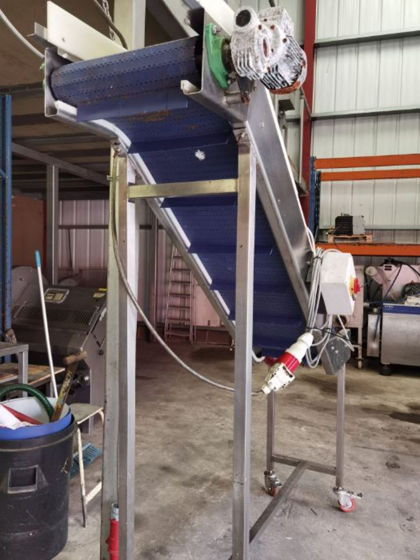 INCLINED CONVEYOR