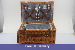 Arkmiido The Retro Classic Picnic Basket for 4 People