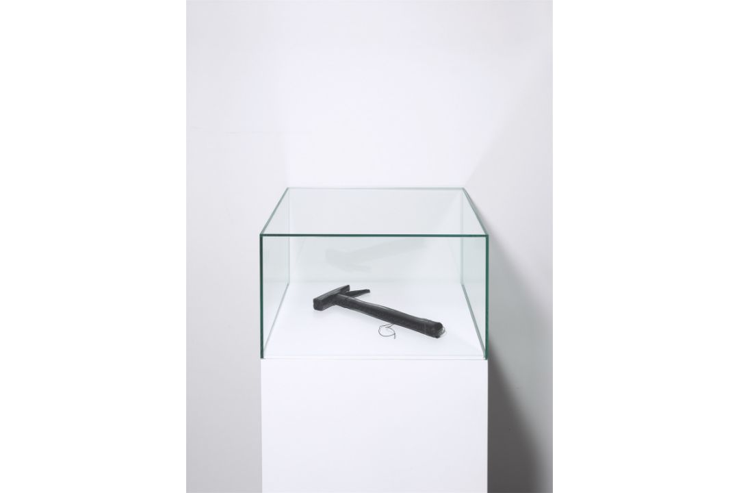 Monica Bonvicini. „Leather Tool (claw hammer)“. 2009