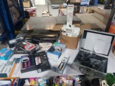(8e) 1x Items. 1x Lash Locker Includes False Lashes, Mirror & Eye Glue (Damaged Packaging) RRP £5.
