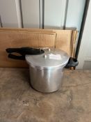 Tower T920004S7L Express Pressure Cooker, 7 Litre. RRP £92.99 - Grade U