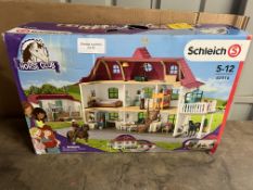 Schleich Horse Club Lakeside Country House and Stable. RRP £129.99 - GRADE U