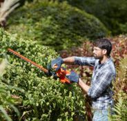 Lot RRP £104.99. 1x Black + Decker 45cm 420W Hedge Trimmer RRP £55 (ZQ790PS). 1x Stanley Fatmax H