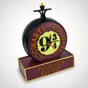 (R8) 10x Harry Potter Items. 5x Hogwarts Clock. 3x Models (Harry Potter, Ron Weasley & Lord Voldemo