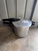 Tower 7 Litre Aluminium Pressure Cooker. RRP £50.00 - GRADE U