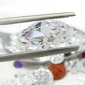 Quantity of loose stones and gemstones incl. amethyst, emerald, cornalian & cubic zirconia. 113.0...