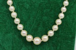 Graduated Pearl Necklace with Gold Clasp
