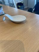 Over 400 White Ceramic Canape Spoons (Ref 3)