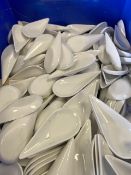 800 x Awe Canape Spoons. White China (Ref 10)