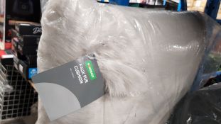 (110/5O) 10x Mixed Fabric Items. To Include 1x Snuggles Fleece Plain Duvet Cover Set King. 1x Snu...