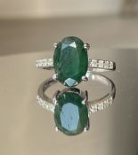 Beautiful 3.40 Carats Natural Emerald Ring Natural Diamonds & 18k Gold