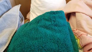 (174/P) Trader’s Lot - Contents Of Full Pallet. Mixed Fabric Items To Include Bedding (Sheets,...