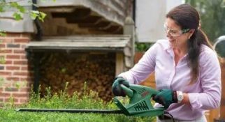 (200/MR1D) RRP £65. Bosch Easy HedgeCut 45 Corded Hedgecutter. (Contents Appear Clean, Unused).
