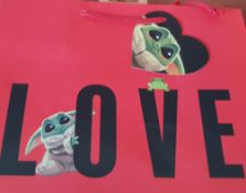 Title: (102/R1) Lot RRP £100. Approx 100x Baby Yoda Love Medium Gift Bag Red RRP £1 Each. (All Units