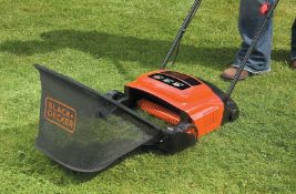 (51/2F) RRP £90. Black & Decker 600W Lawn Rake. 30cm Raking Width. Metal Tines Raking Mechanism.