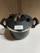 Black pressure cooker. RRP £30 - GRADE U