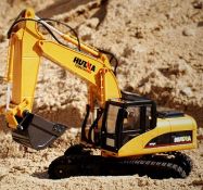 (136/10A) Lot RRP £105 Ð 2x HuiNa Items. 1x 15 Channel Die Cast Excavator RC 1550 RRP £70. 1x 6...