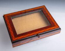 Flache Tischvitrine