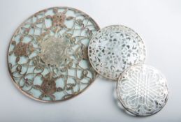 3-teiliges Konvolut von versilberten Glasuntersetzern (England, 19./20. Jh.)