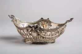 Silberschale in Schiffchenform (wohl 19. Jh.)