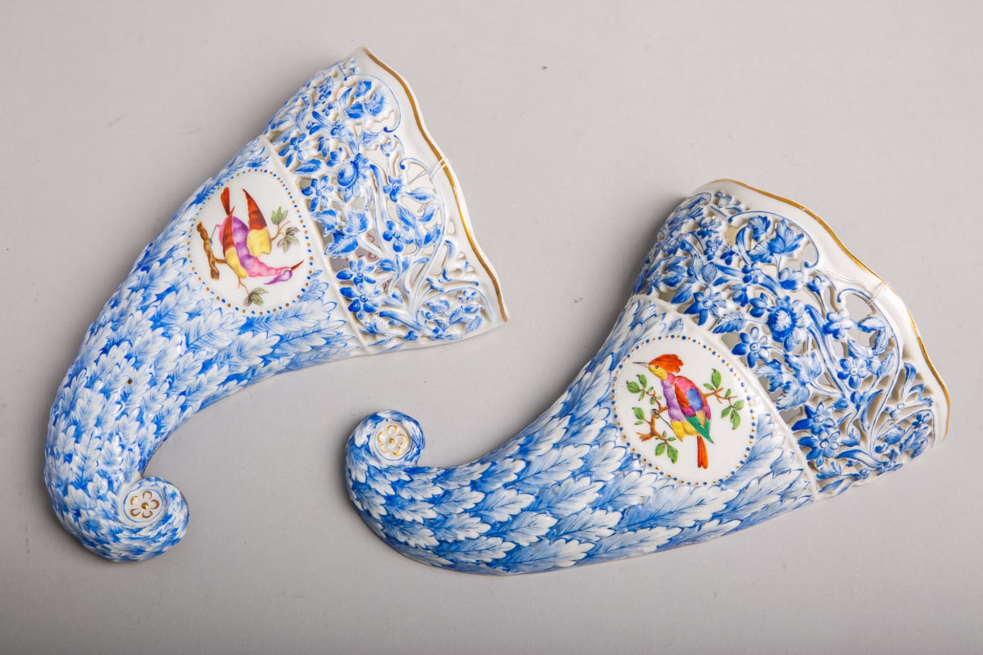 Paar Porzellanfüllhörner (Meissen, 1. Wahl, Marcolinizeit)