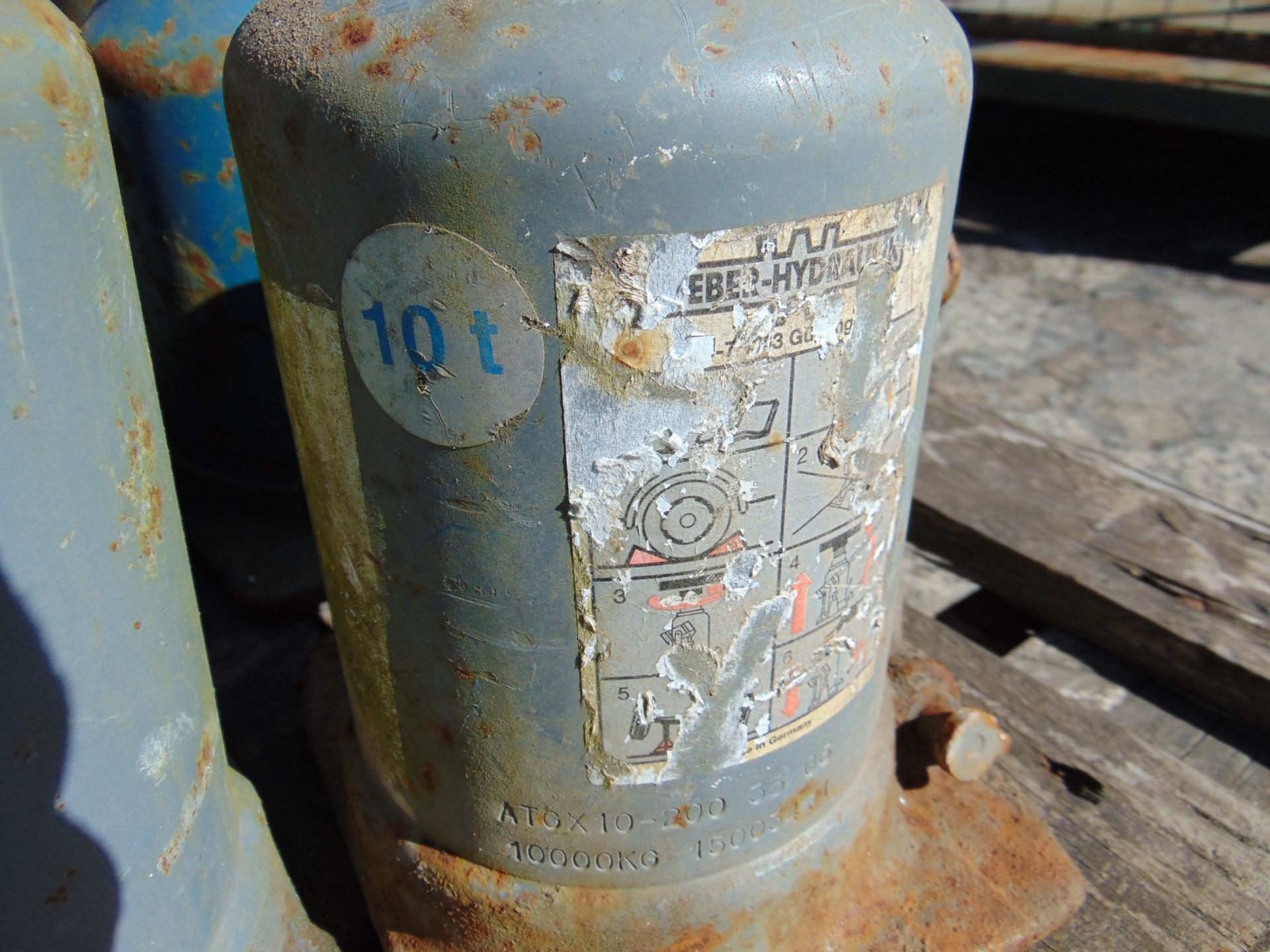 27 x 10 Tonne Hydraulic Jacks & Handles - Image 3 of 3