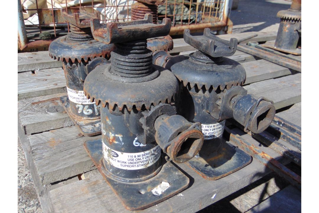 4 x Series Style Land Rover Screw Jacks as shown - Image 1 of 2
