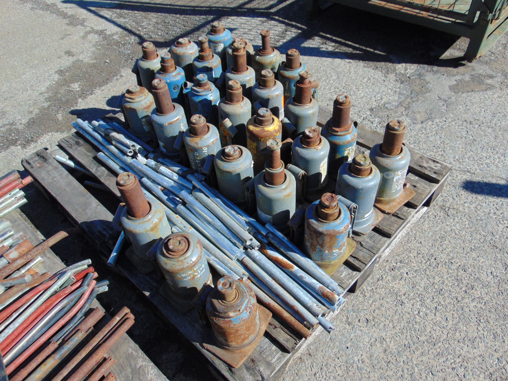 27 x 10 Tonne Hydraulic Jacks & Handles - Image 2 of 3