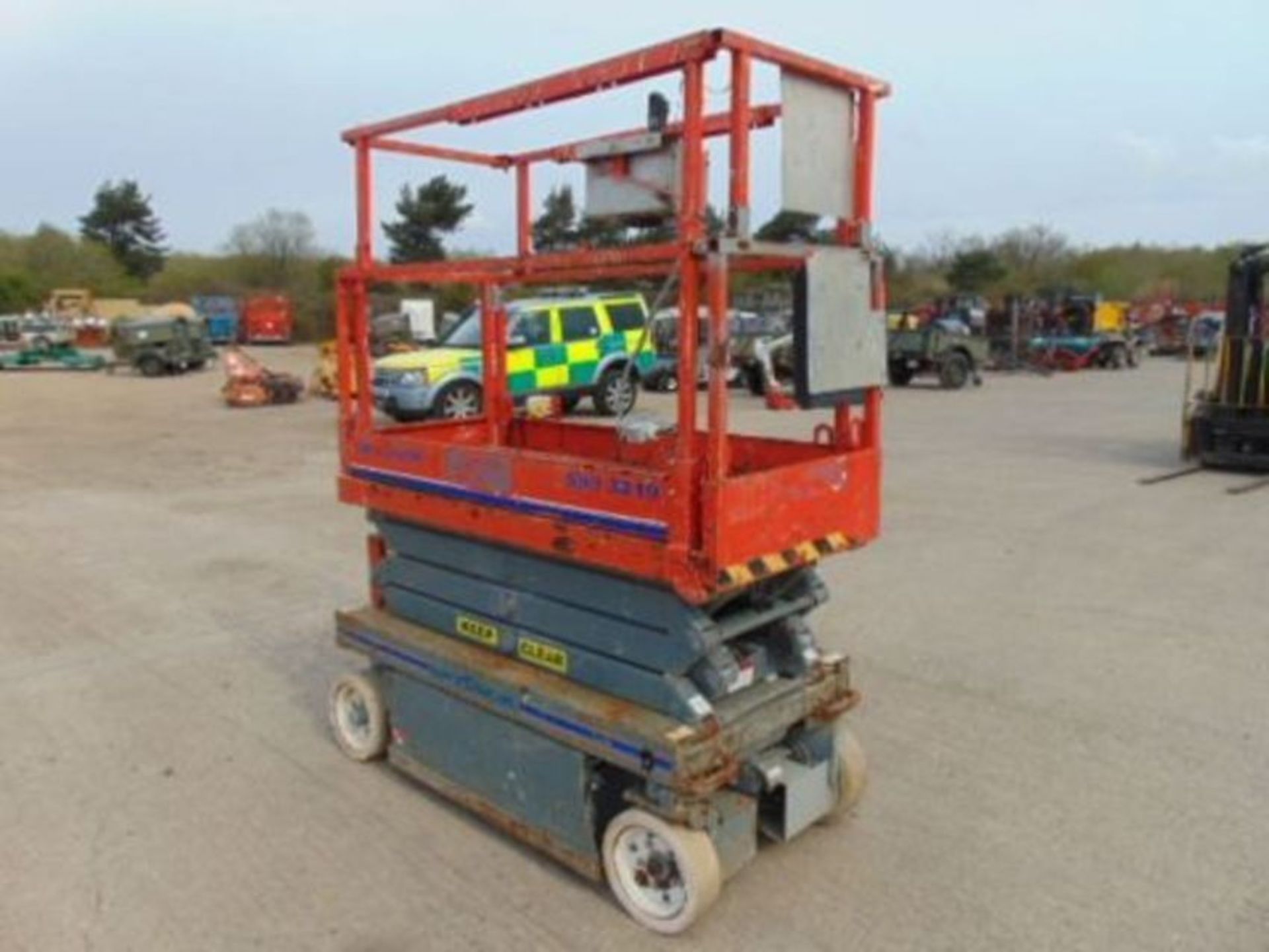 SKYJACK SJIII 3219 Electric Scissor Lift Access Platform ONLY 216 Hours! - Image 2 of 15
