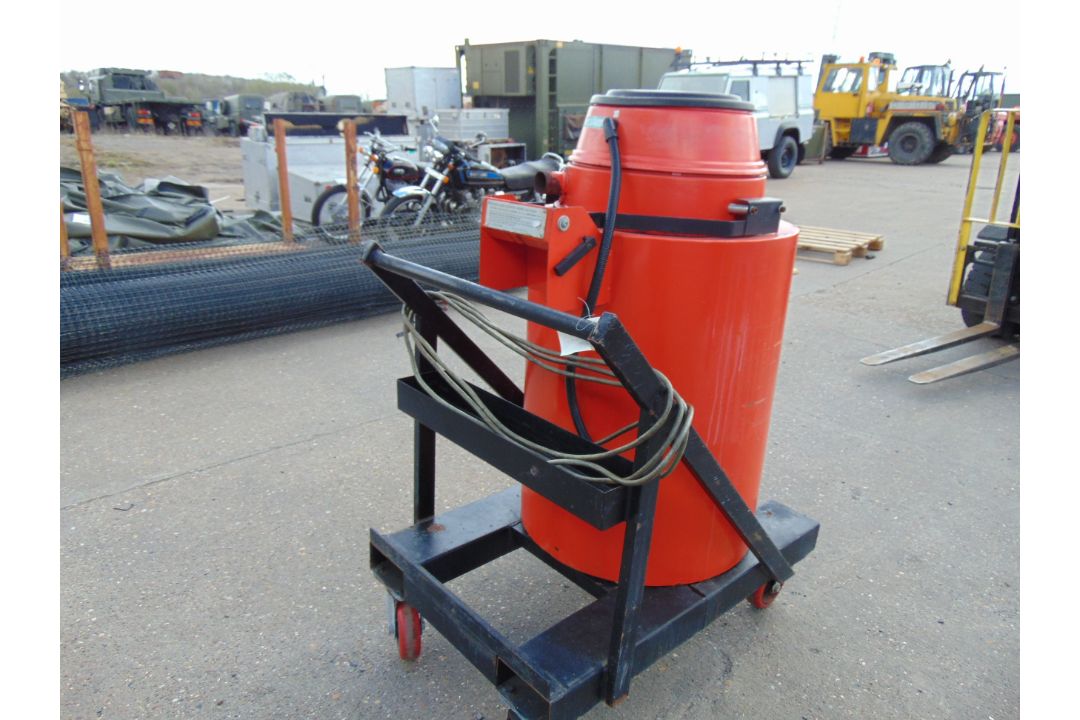 Multivac 2200 watt Industrial Wet Vacuum From MoD - Image 2 of 5