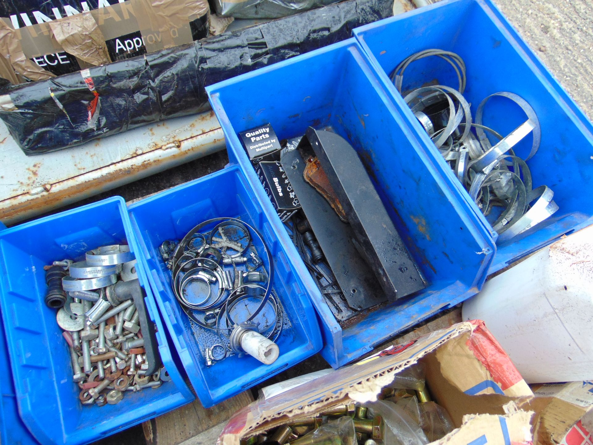Mixed Vehicle Spares, Wiper Blades, Bulbs, Seat Covers etc - Image 10 of 10