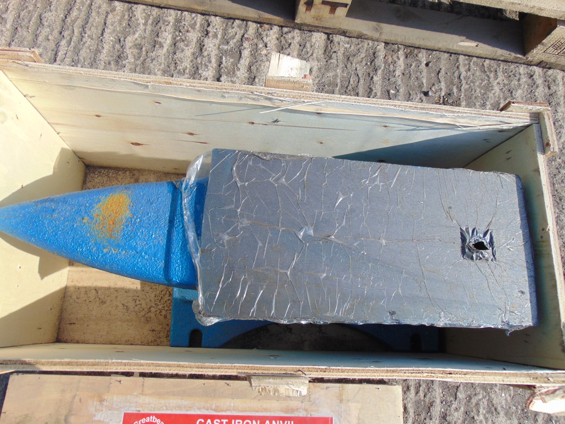 New Unissued 200lb / 90 kgs Cast Iron London Pattern Anvil as shown - Image 2 of 5