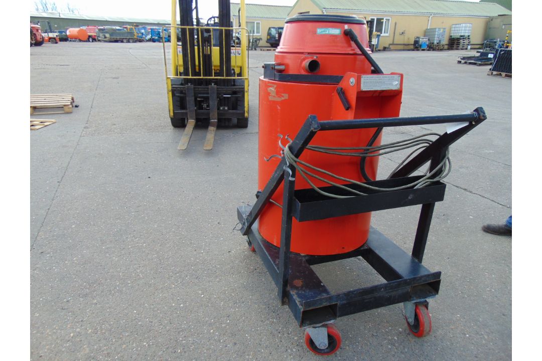 Multivac 2200 watt Industrial Wet Vacuum From MoD - Image 4 of 5