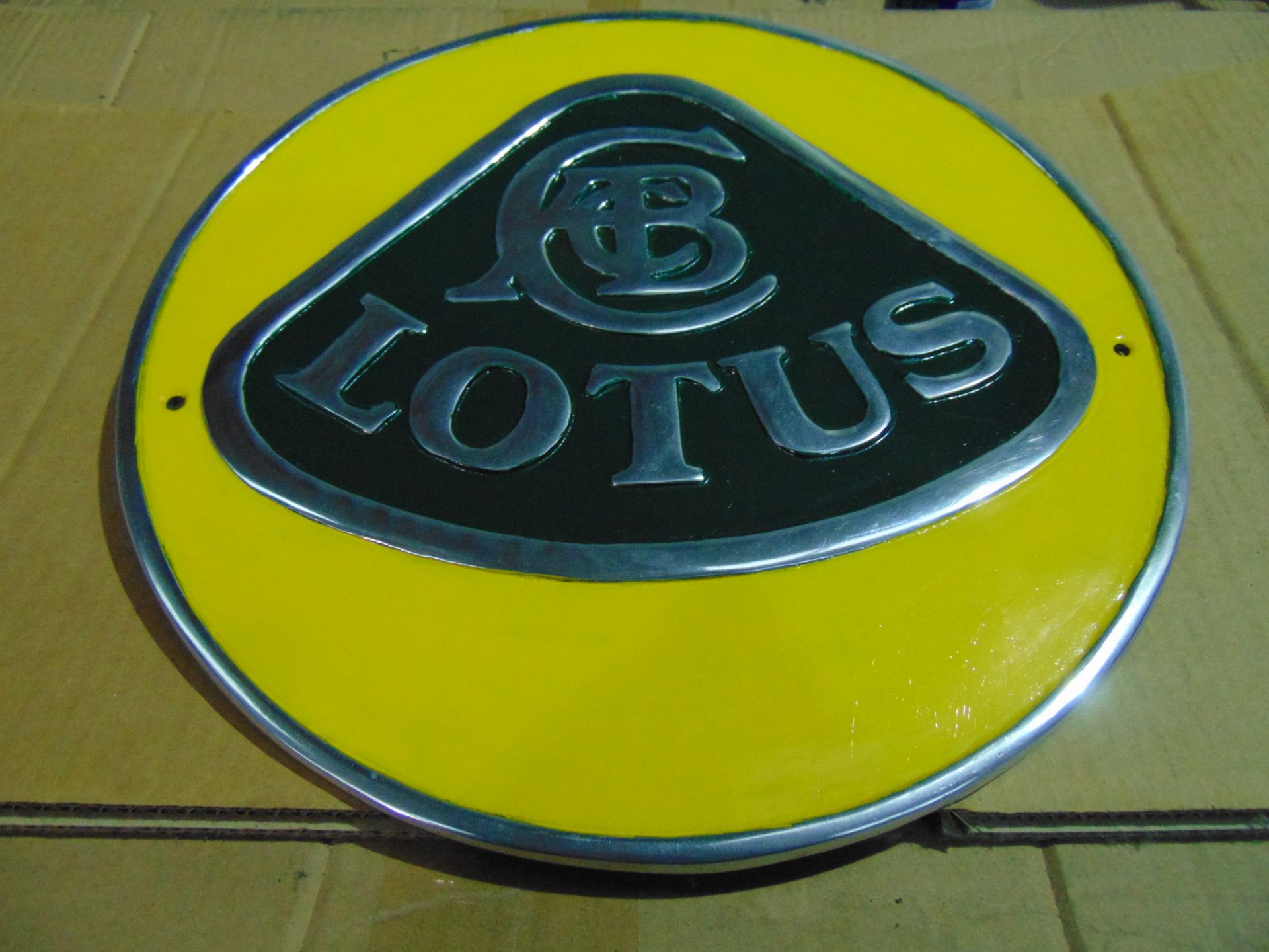 BEAUTIFUL NEW CAST ALUMINIUM HAND PAINTED LOTUS ADVERTISING SIGN- 36 DIA - Image 3 of 4