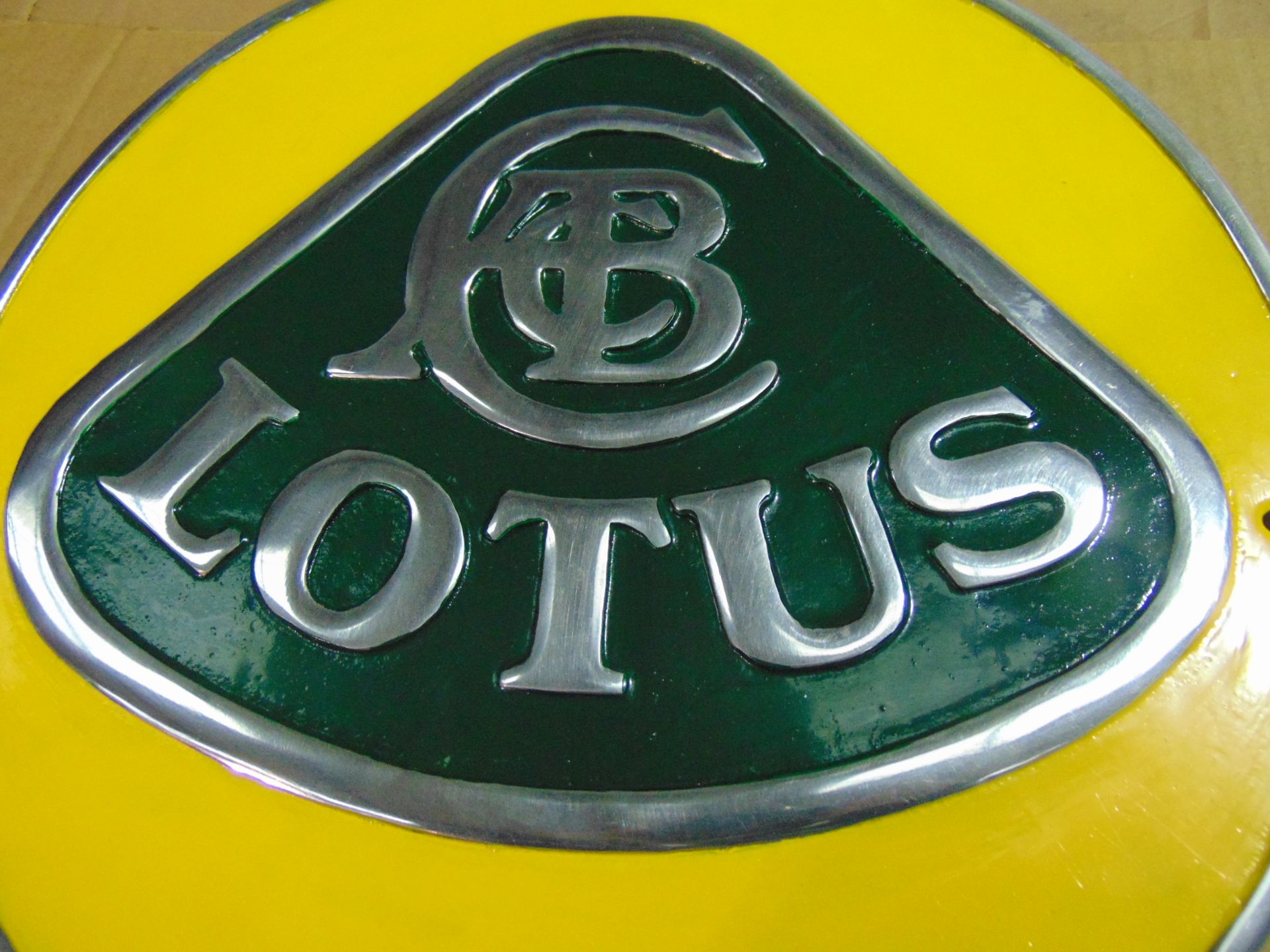 BEAUTIFUL NEW CAST ALUMINIUM HAND PAINTED LOTUS ADVERTISING SIGN- 36 DIA - Image 4 of 4
