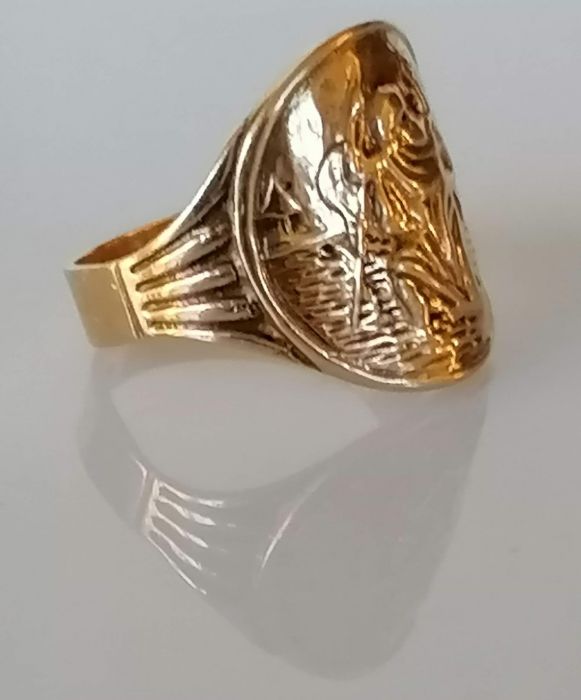 A gold St. Christopher ring and two gold wedding bands with etched decoration, sizes P, N, Q - Image 4 of 5
