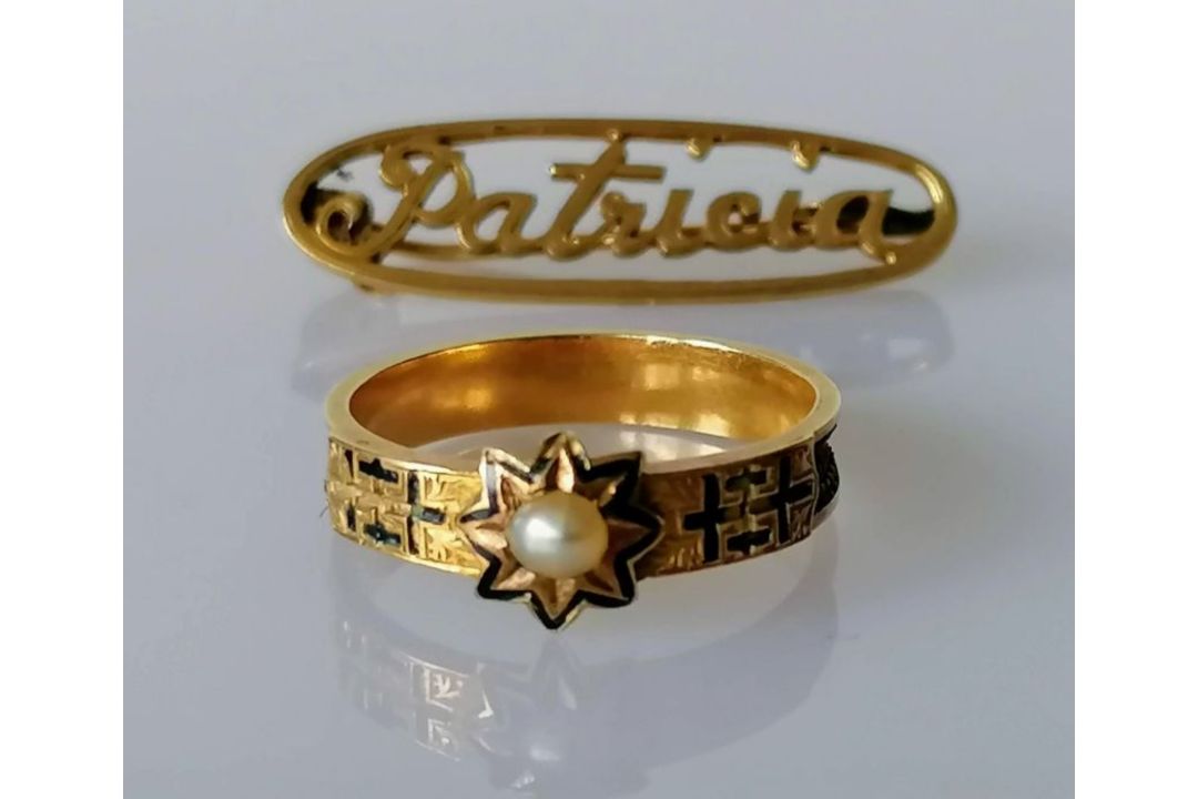 A Victorian gold mourning ring with pearl-set and enamel decoration, surrounded by plaited hair, unm - Image 1 of 4