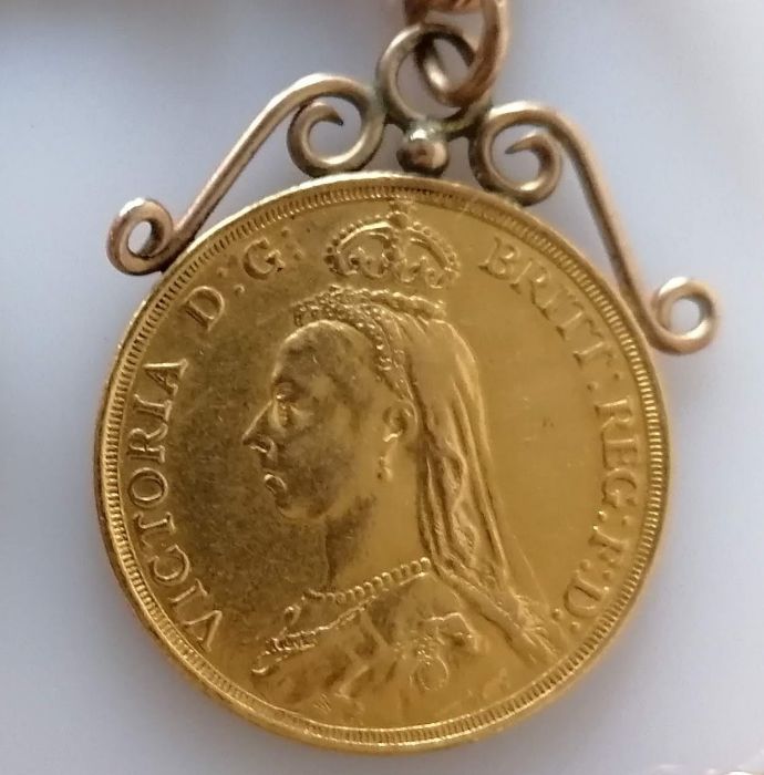 A Victorian gold double sovereign, 1887, on a gold mount, unmarked and a 9ct rose gold curb-link - Image 2 of 3